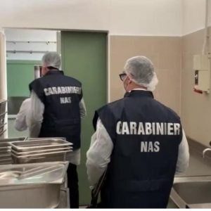 Controlli dei NAS nelle mense scolastiche,  aziendali e catering della provincia. Inadeguatezze in una mensa cadorina.